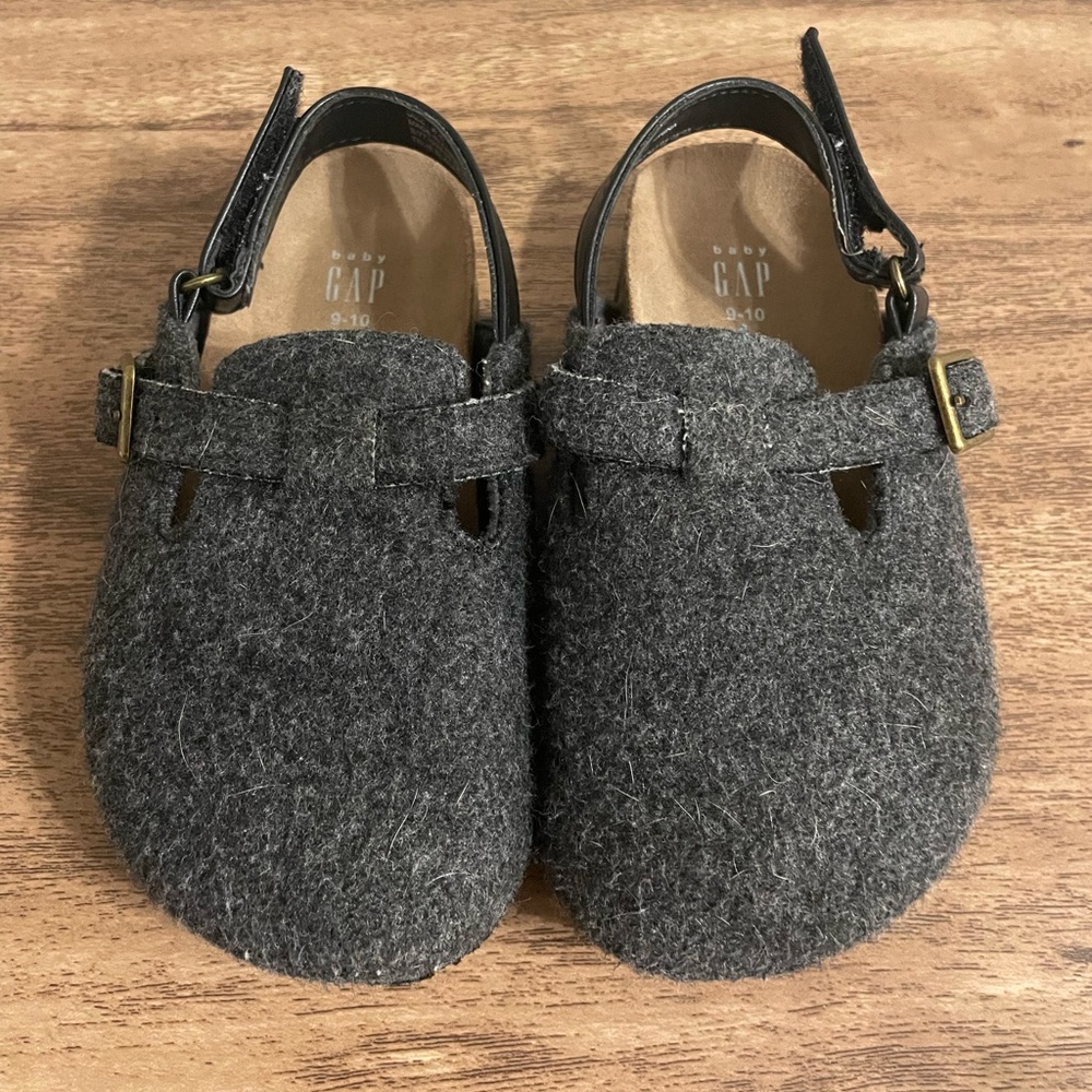 Gray gap slippers